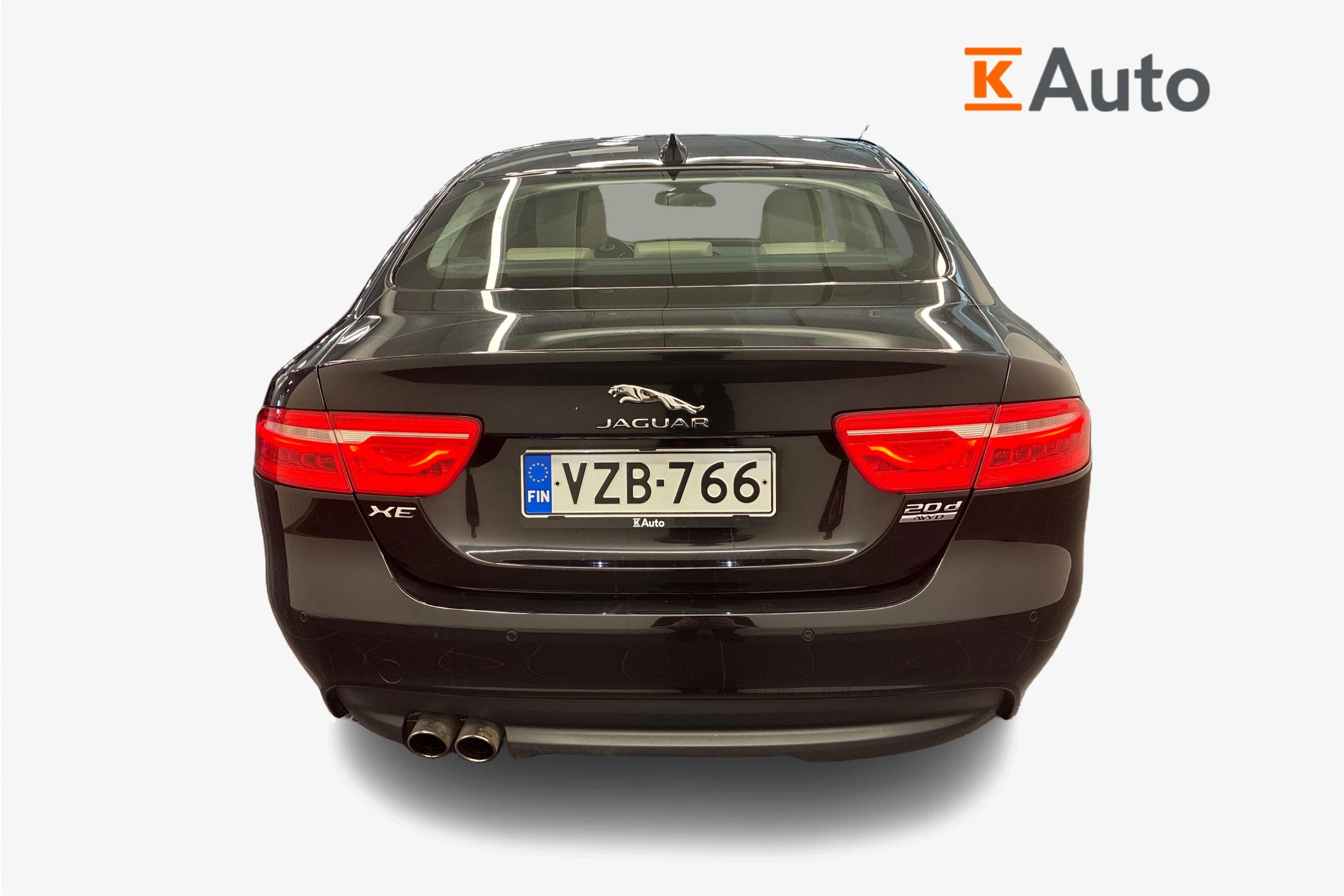 Musta Jaguar XE 2017 kuva 4.