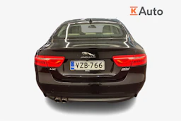 Musta Jaguar XE 2017 kuva 4.