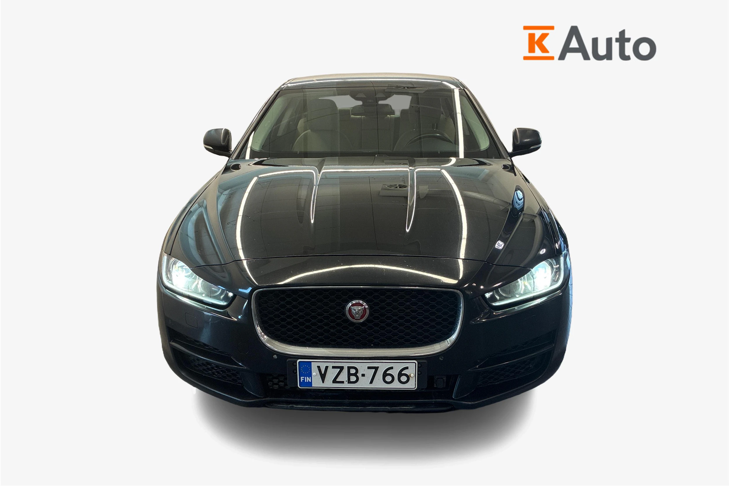 Musta Jaguar XE 2017 kuva 5.