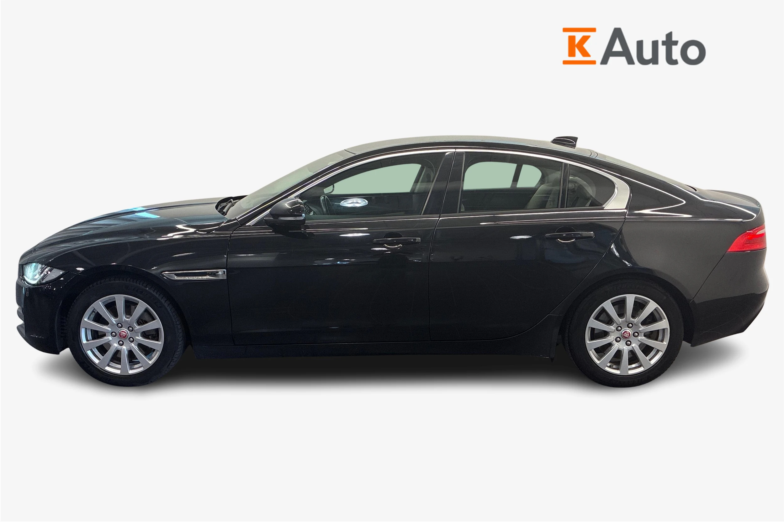 Musta Jaguar XE 2017 kuva 7.
