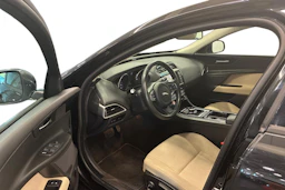 Musta Jaguar XE 2017 kuva 8.