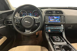 Musta Jaguar XE 2017 kuva 9.