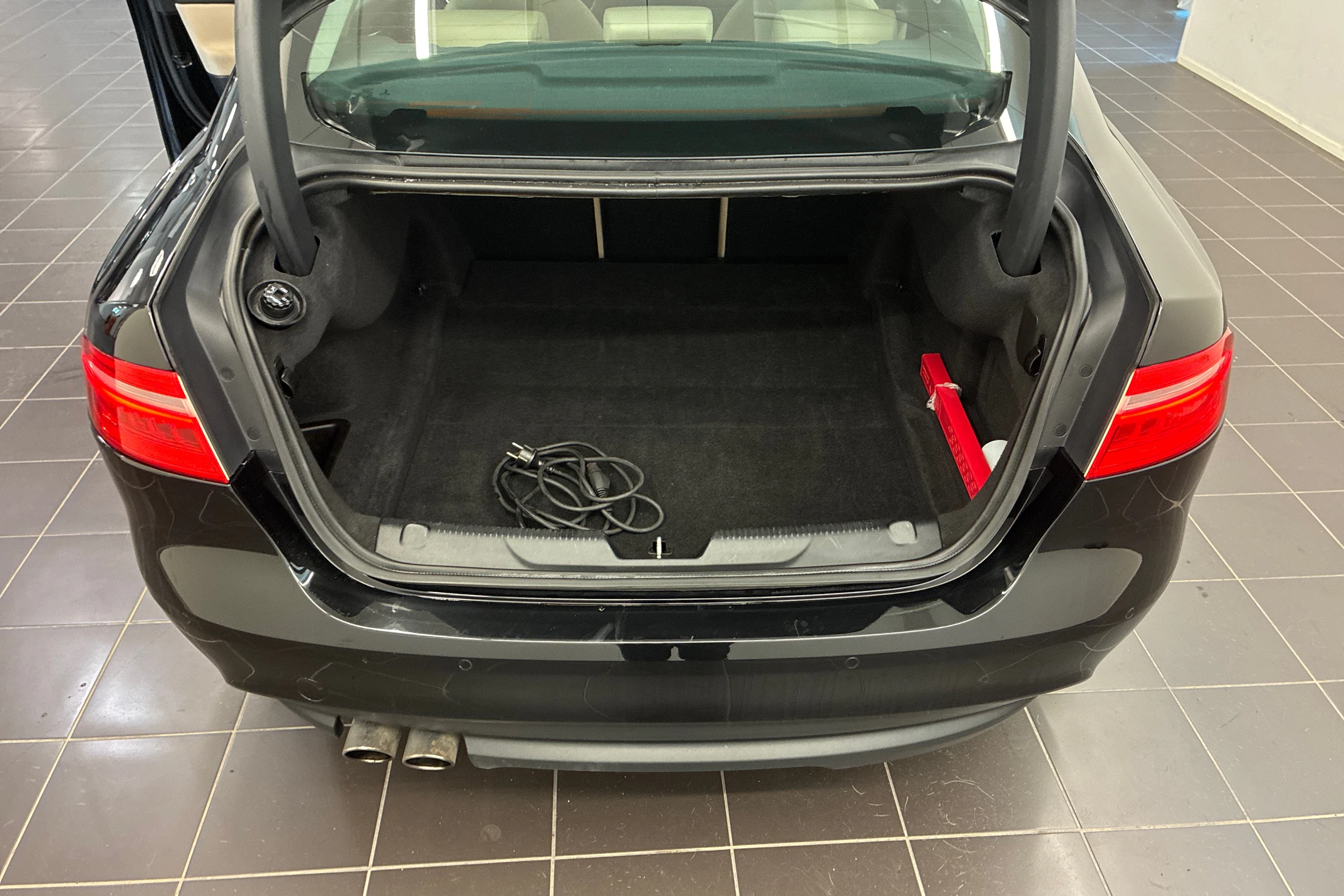 Musta Jaguar XE 2017 kuva 15.