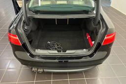 Musta Jaguar XE 2017 kuva 15.