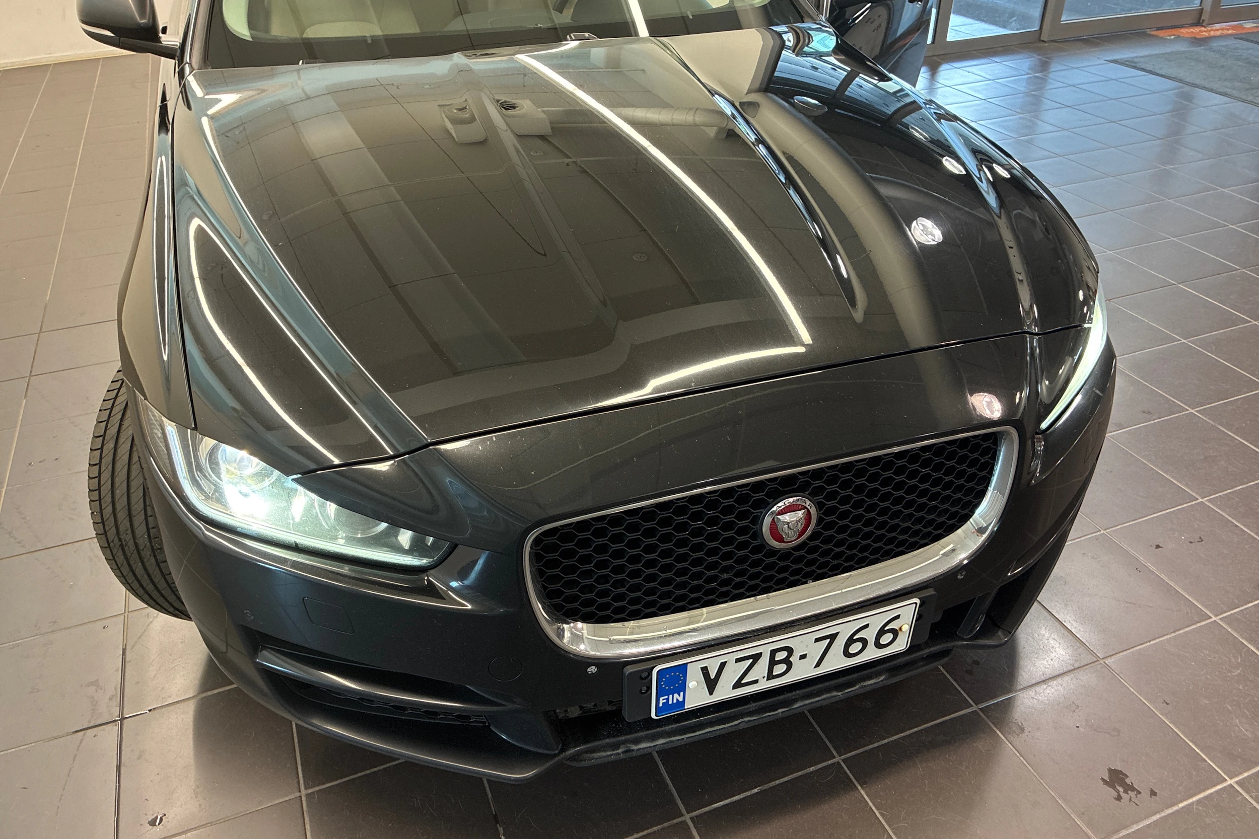 Musta Jaguar XE 2017 kuva 16.