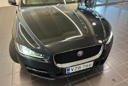 Musta Jaguar XE 2017 kuva 16.