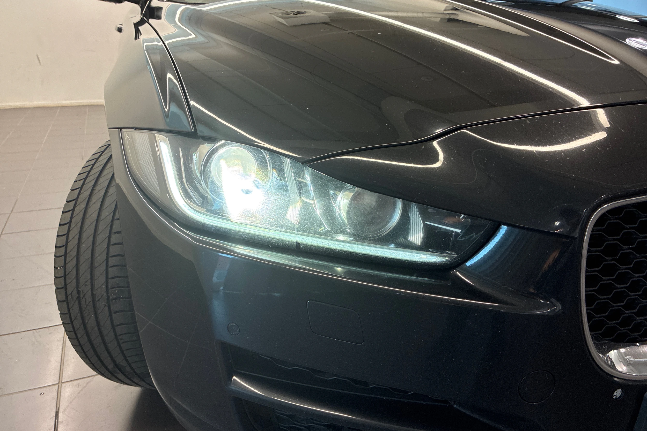 Musta Jaguar XE 2017 kuva 17.