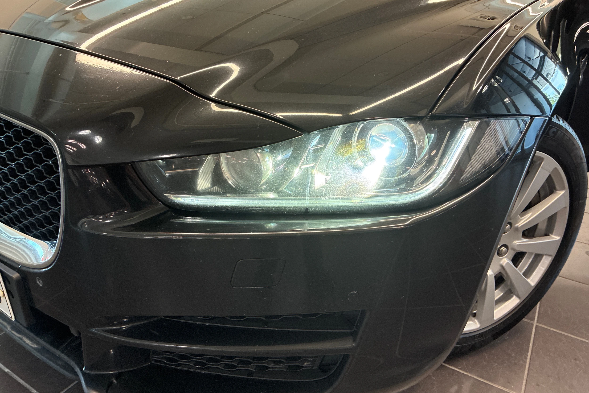 Musta Jaguar XE 2017 kuva 18.