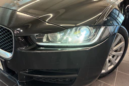 Musta Jaguar XE 2017 kuva 18.