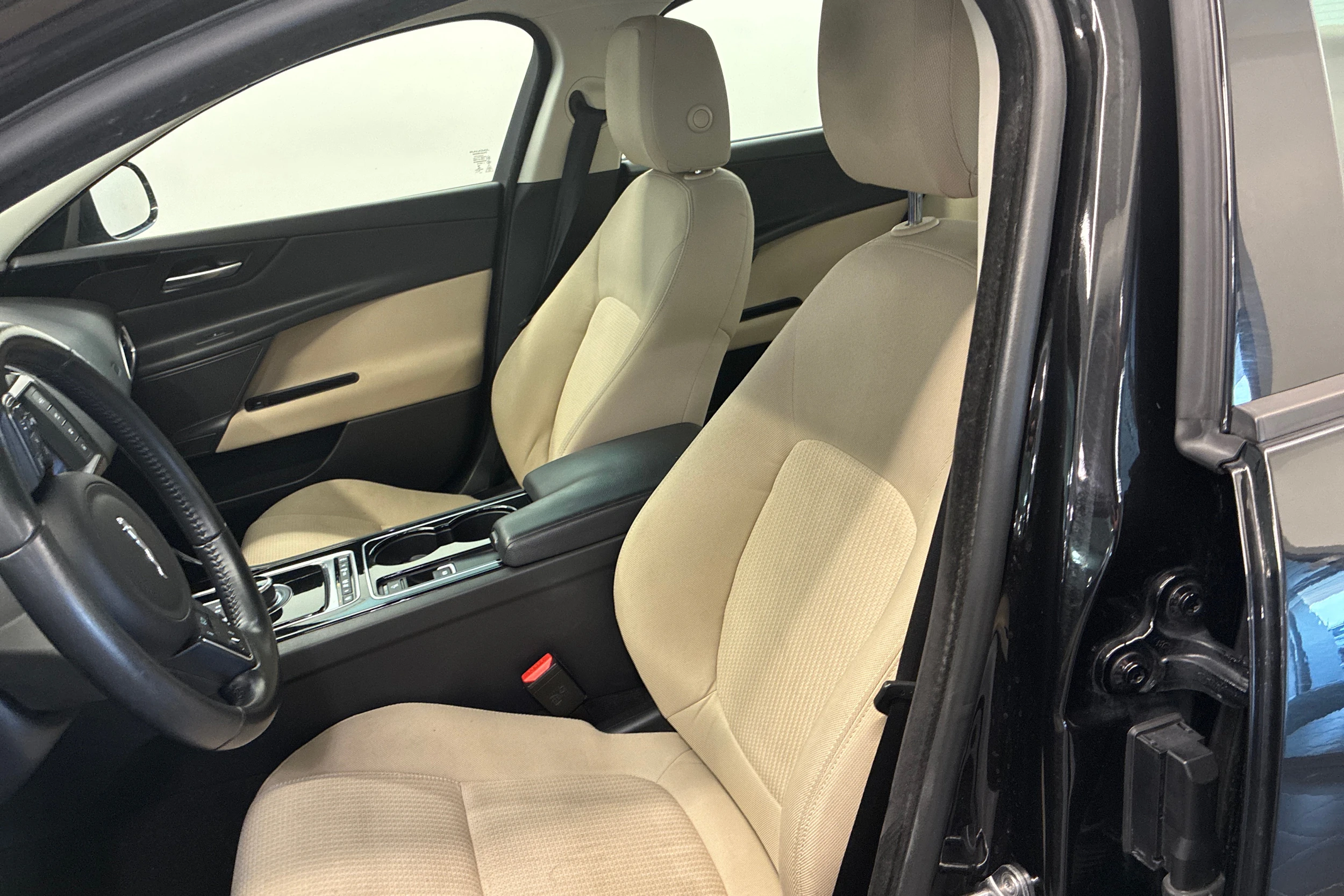 Musta Jaguar XE 2017 kuva 23.