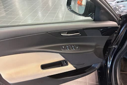 Musta Jaguar XE 2017 kuva 24.