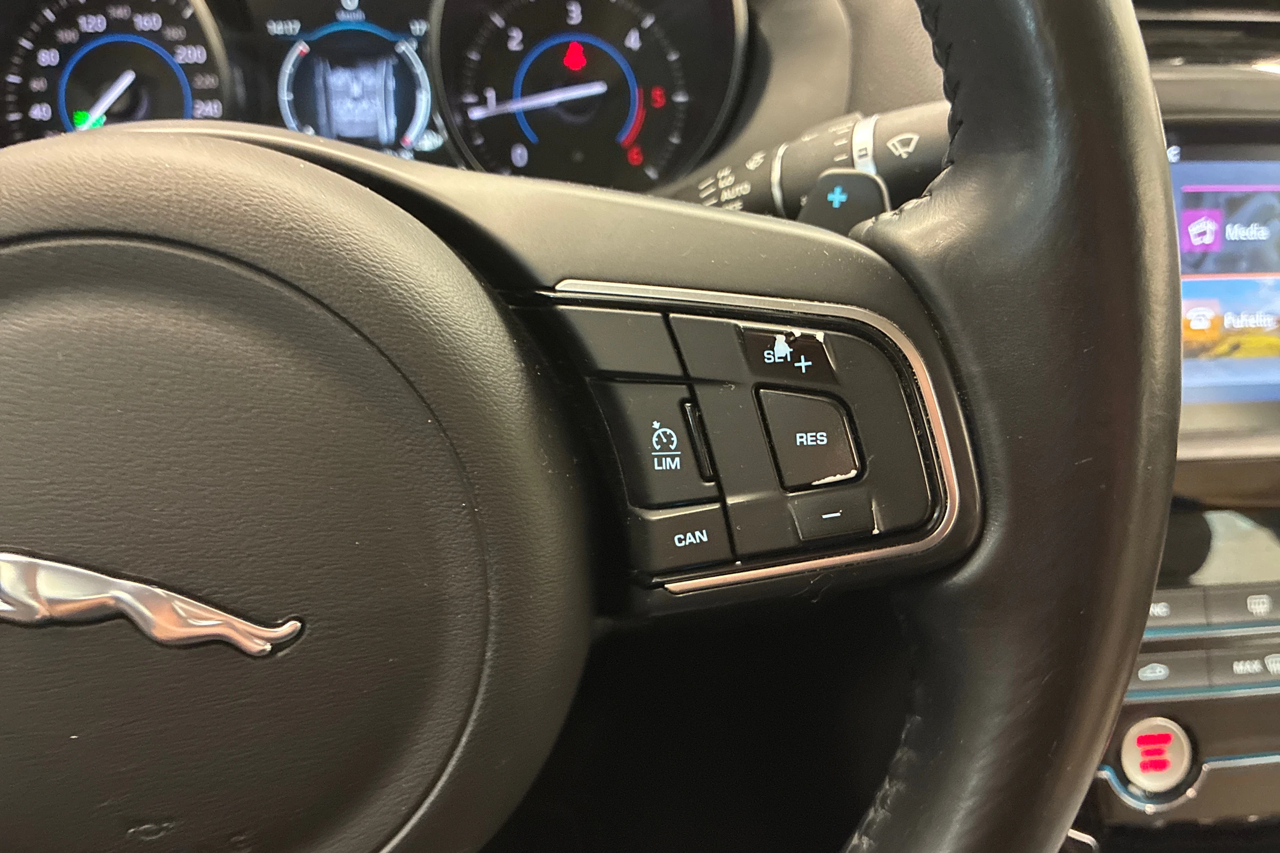 Musta Jaguar XE 2017 kuva 26.
