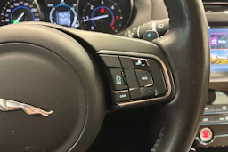 Musta Jaguar XE 2017 kuva 26.