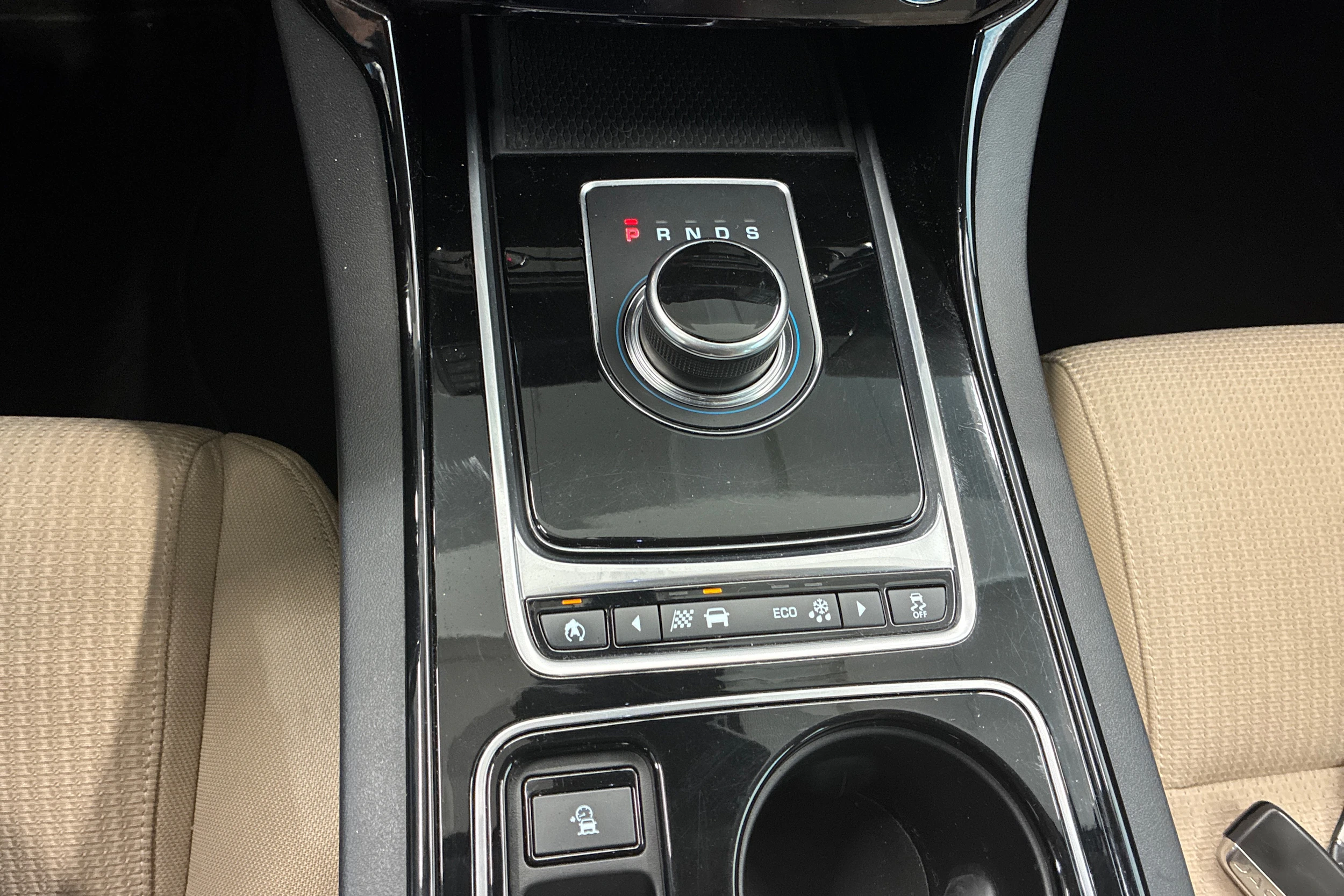 Musta Jaguar XE 2017 kuva 28.