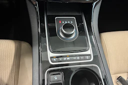 Musta Jaguar XE 2017 kuva 28.