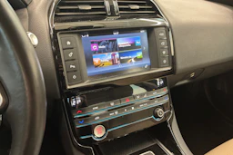 Musta Jaguar XE 2017 kuva 29.