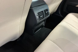Musta Jaguar XE 2017 kuva 34.