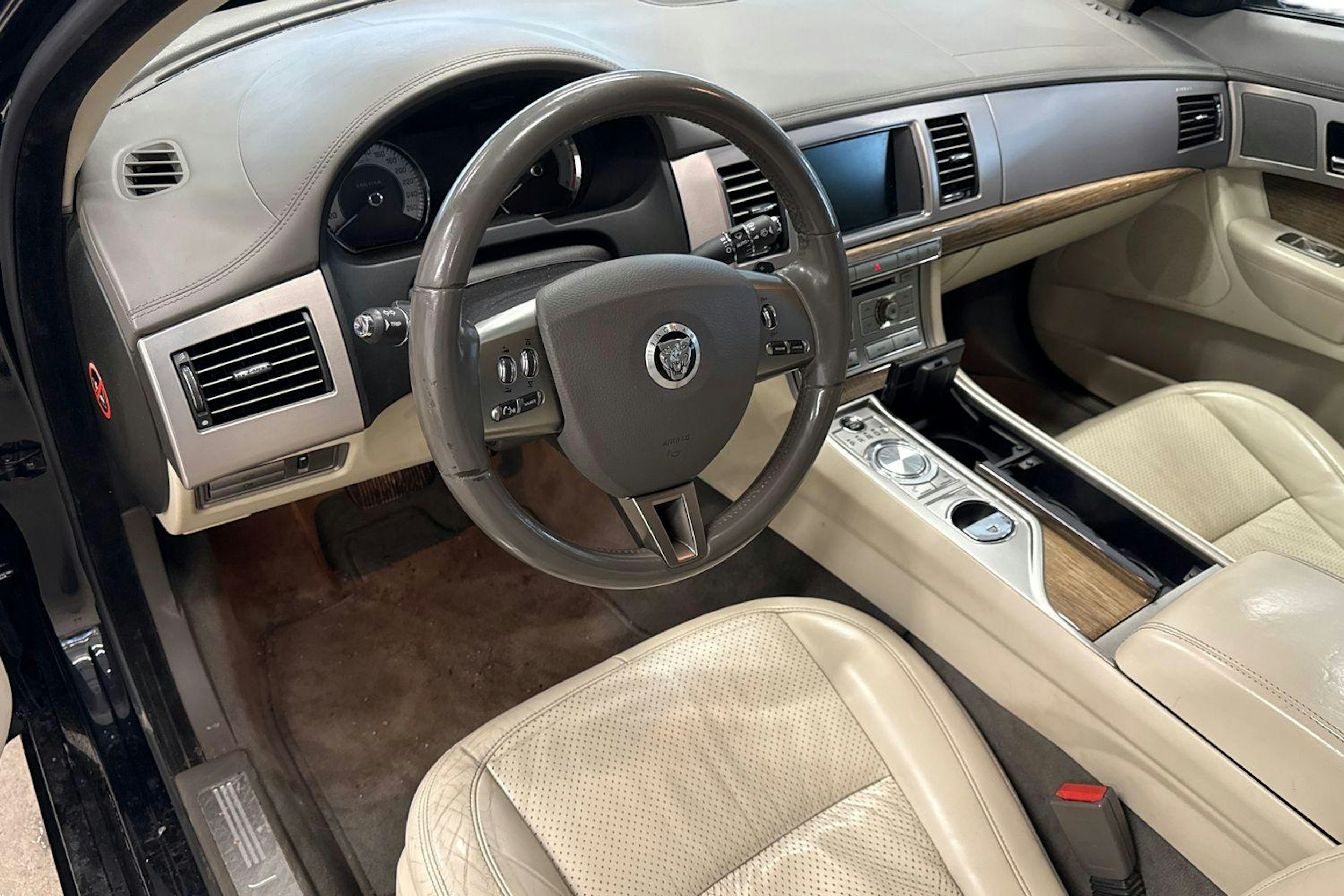 Musta Jaguar XF 2008 kuva 6.