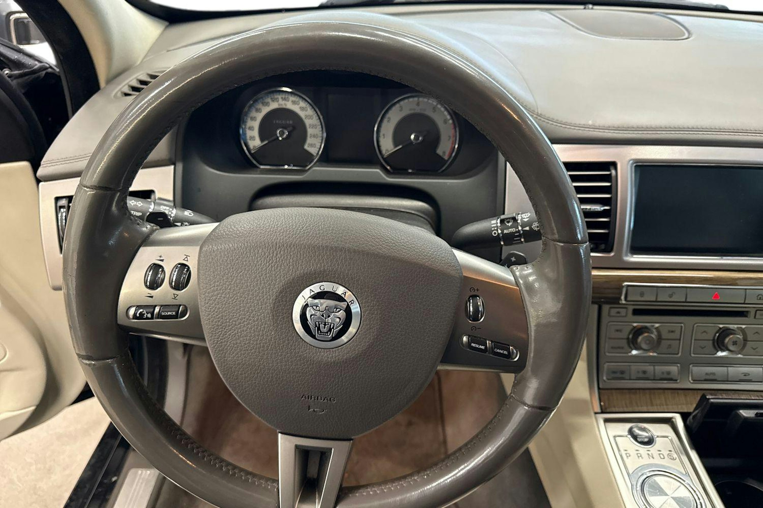 Musta Jaguar XF 2008 kuva 7.