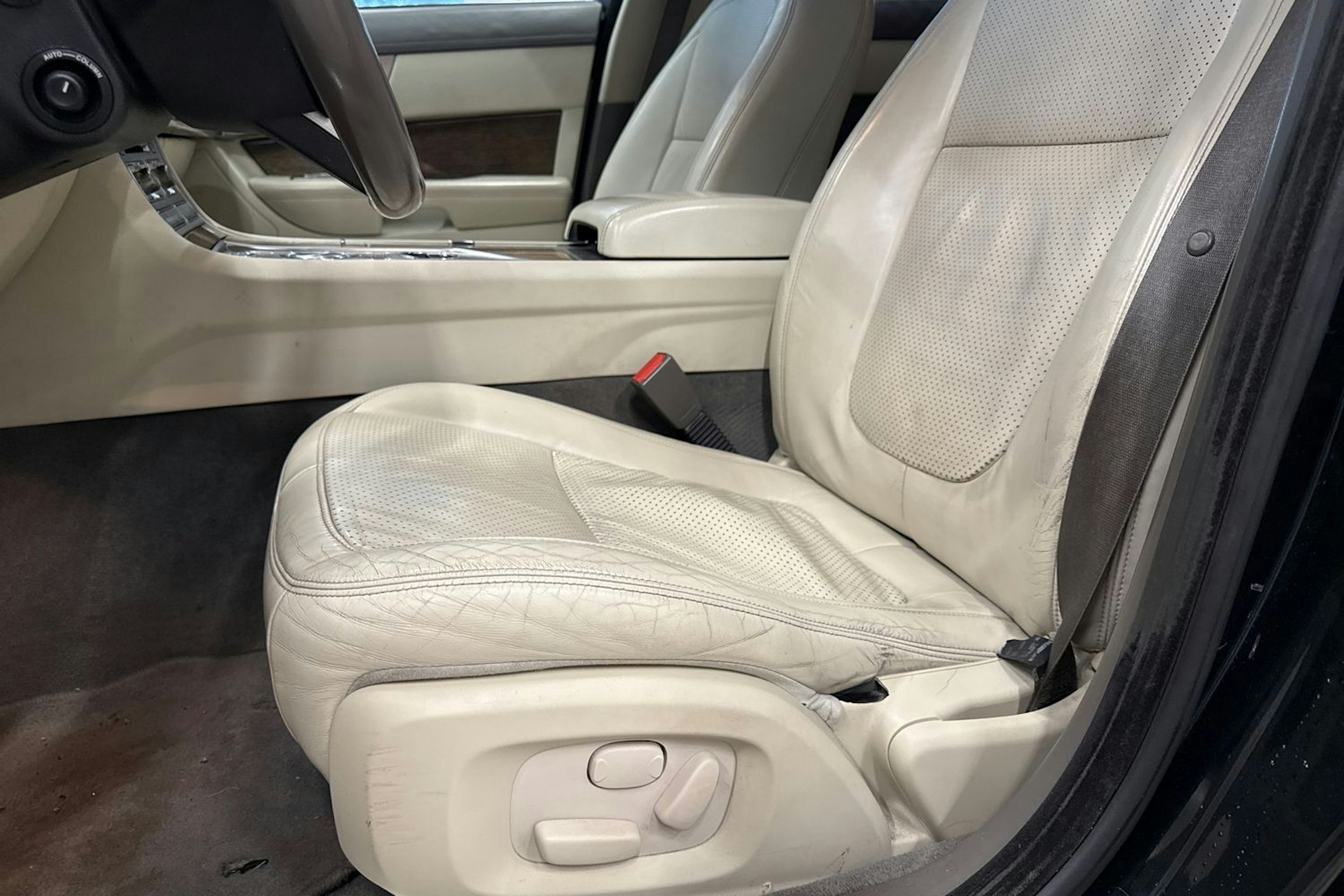 Musta Jaguar XF 2008 kuva 18.