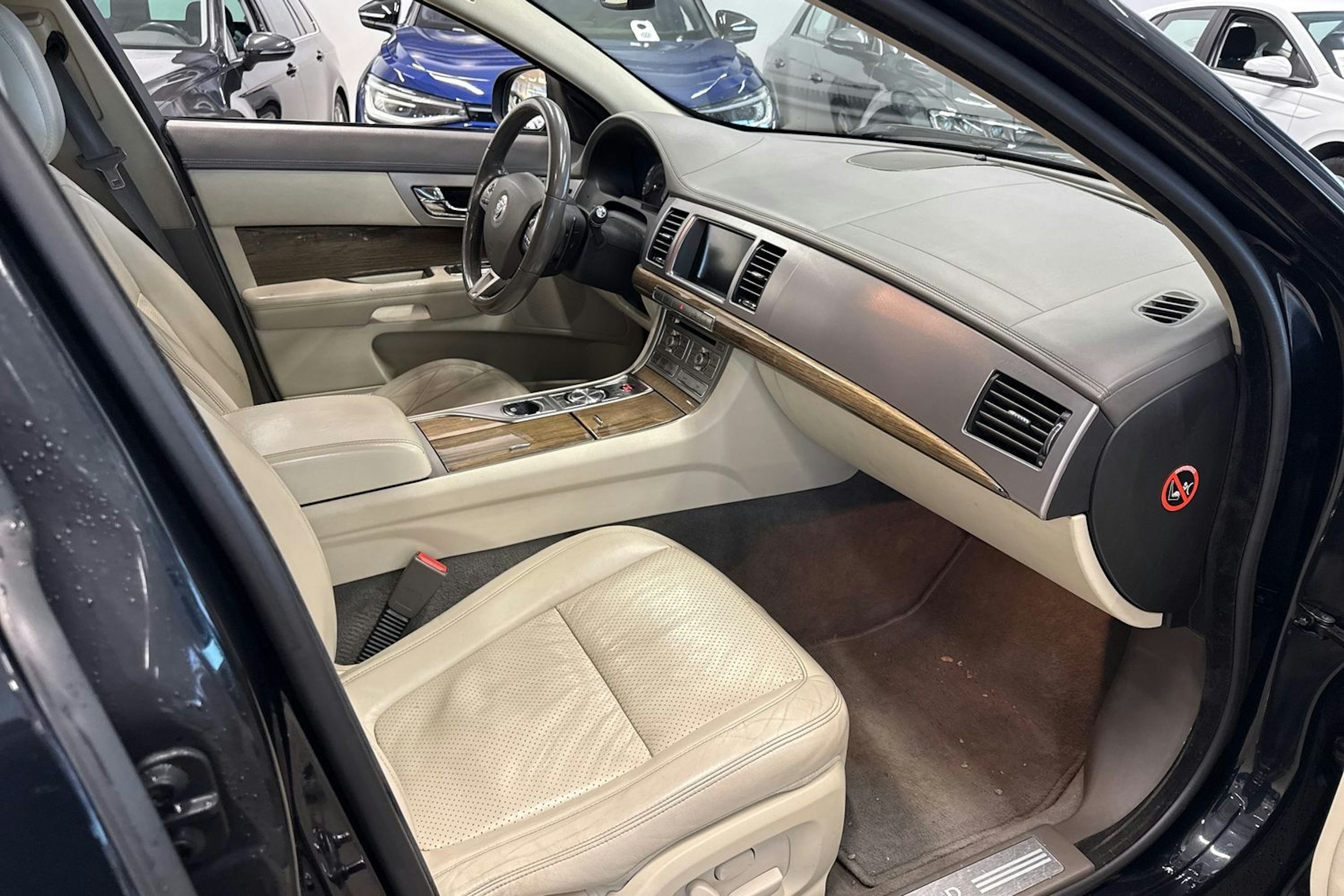 Musta Jaguar XF 2008 kuva 19.