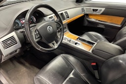 musta Jaguar XF 2012 kuva 7.