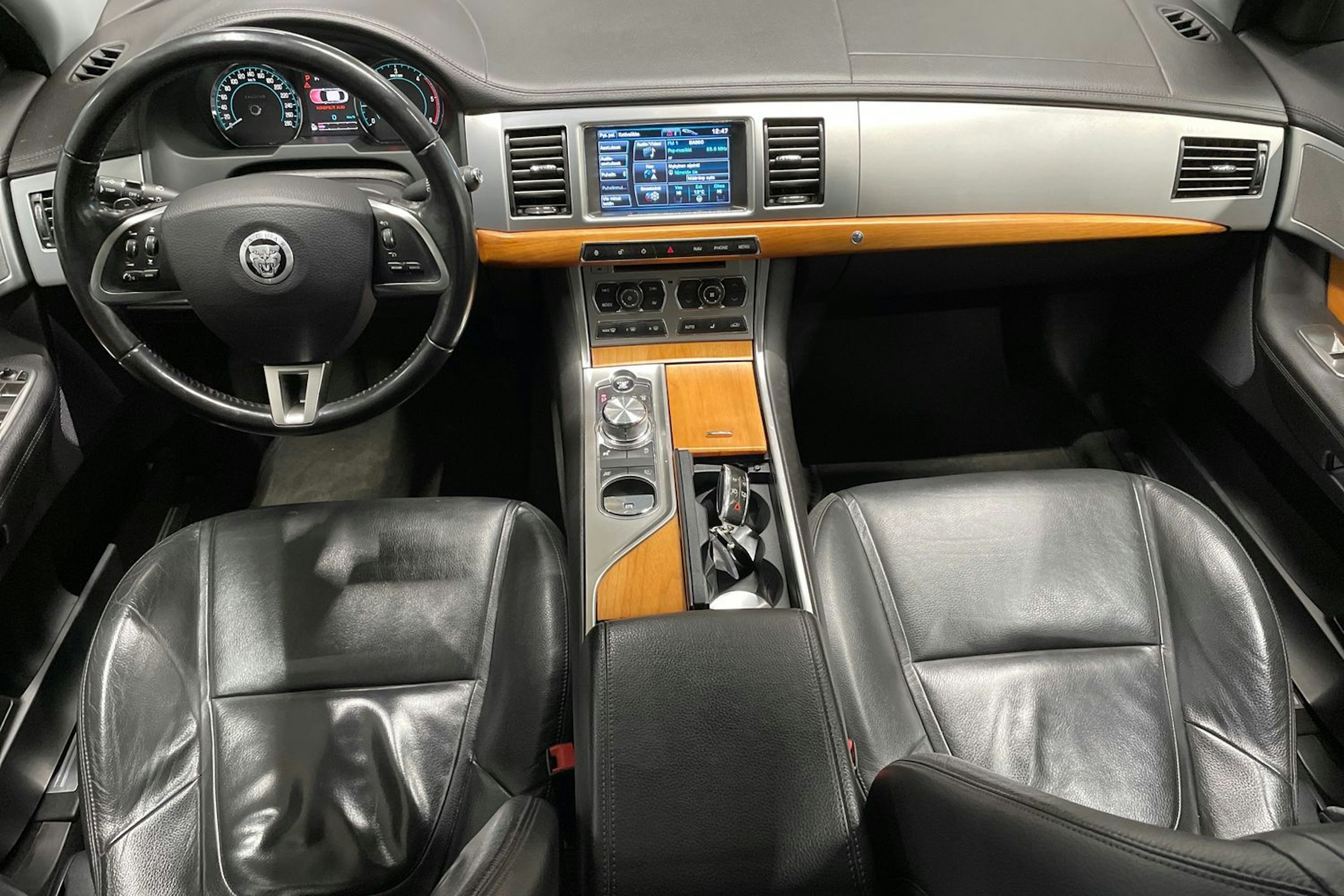 musta Jaguar XF 2012 kuva 9.