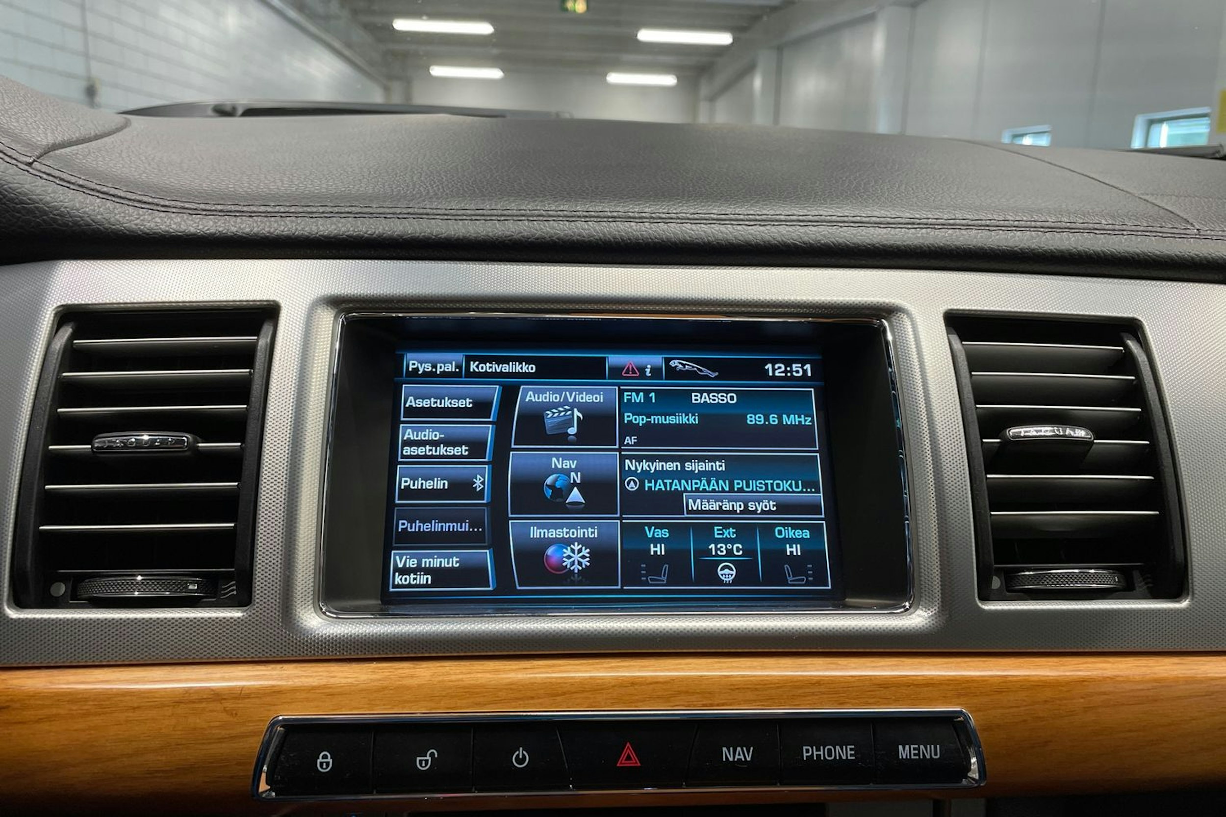musta Jaguar XF 2012 kuva 17.