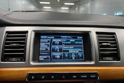 musta Jaguar XF 2012 kuva 17.