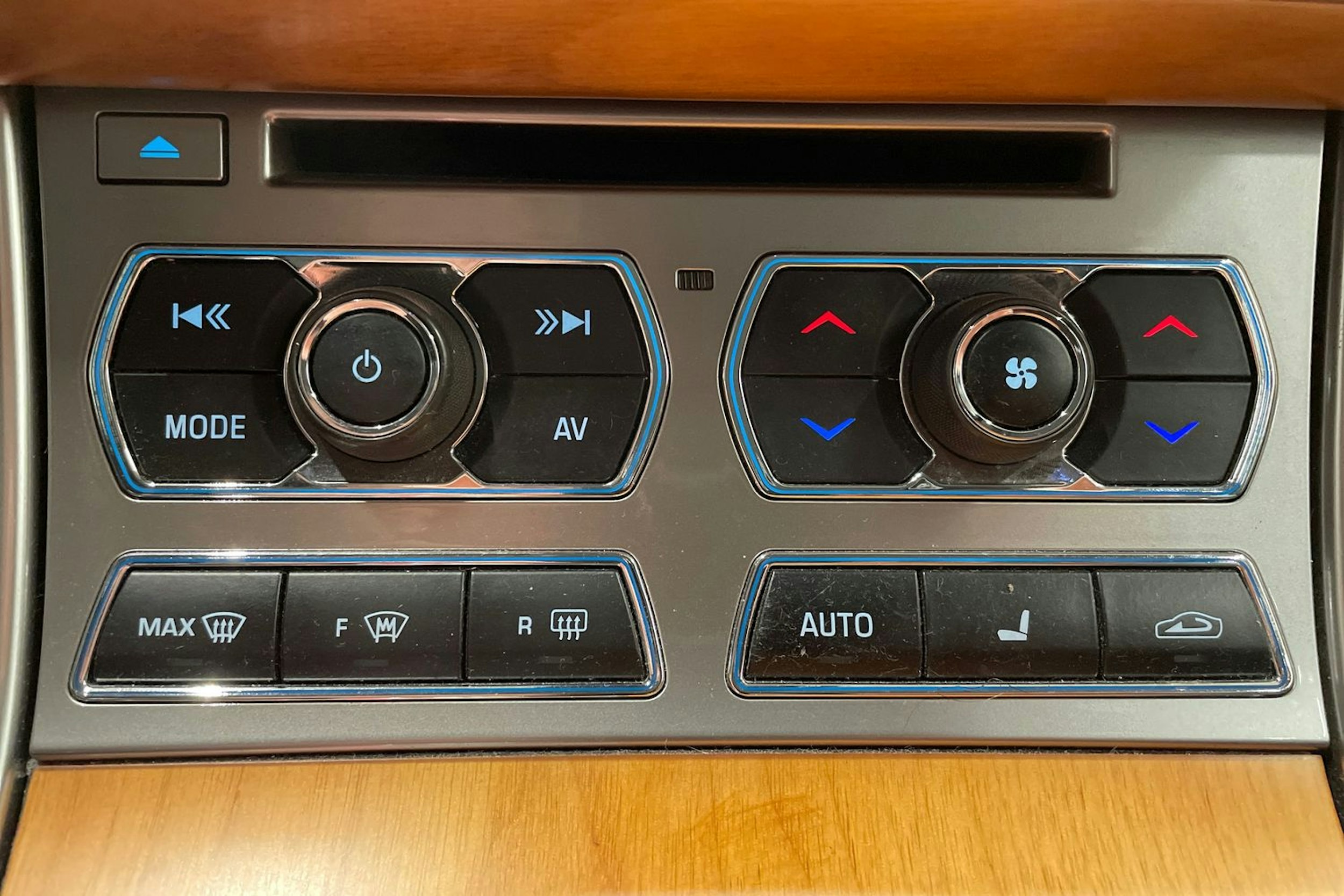 musta Jaguar XF 2012 kuva 19.