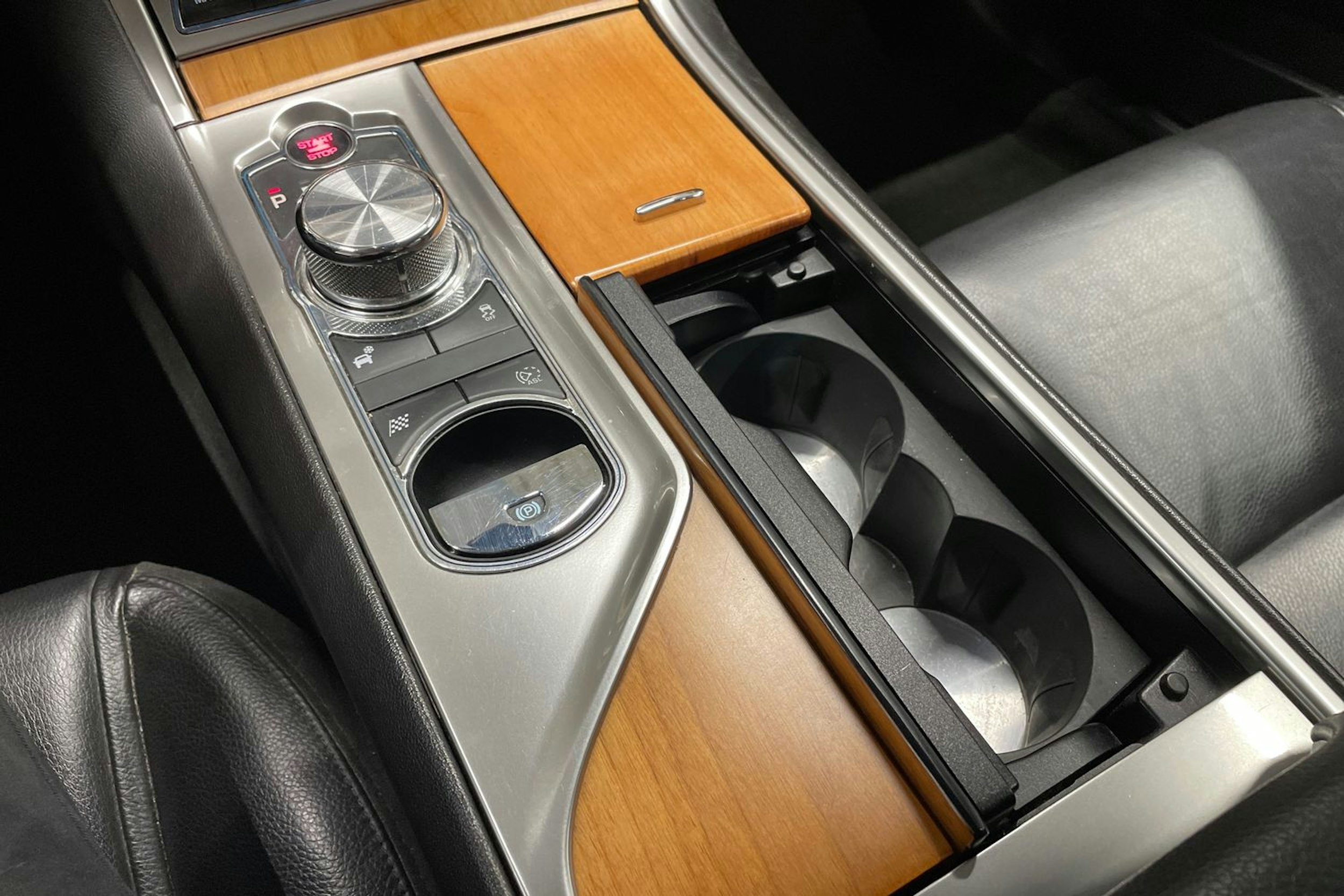 musta Jaguar XF 2012 kuva 21.