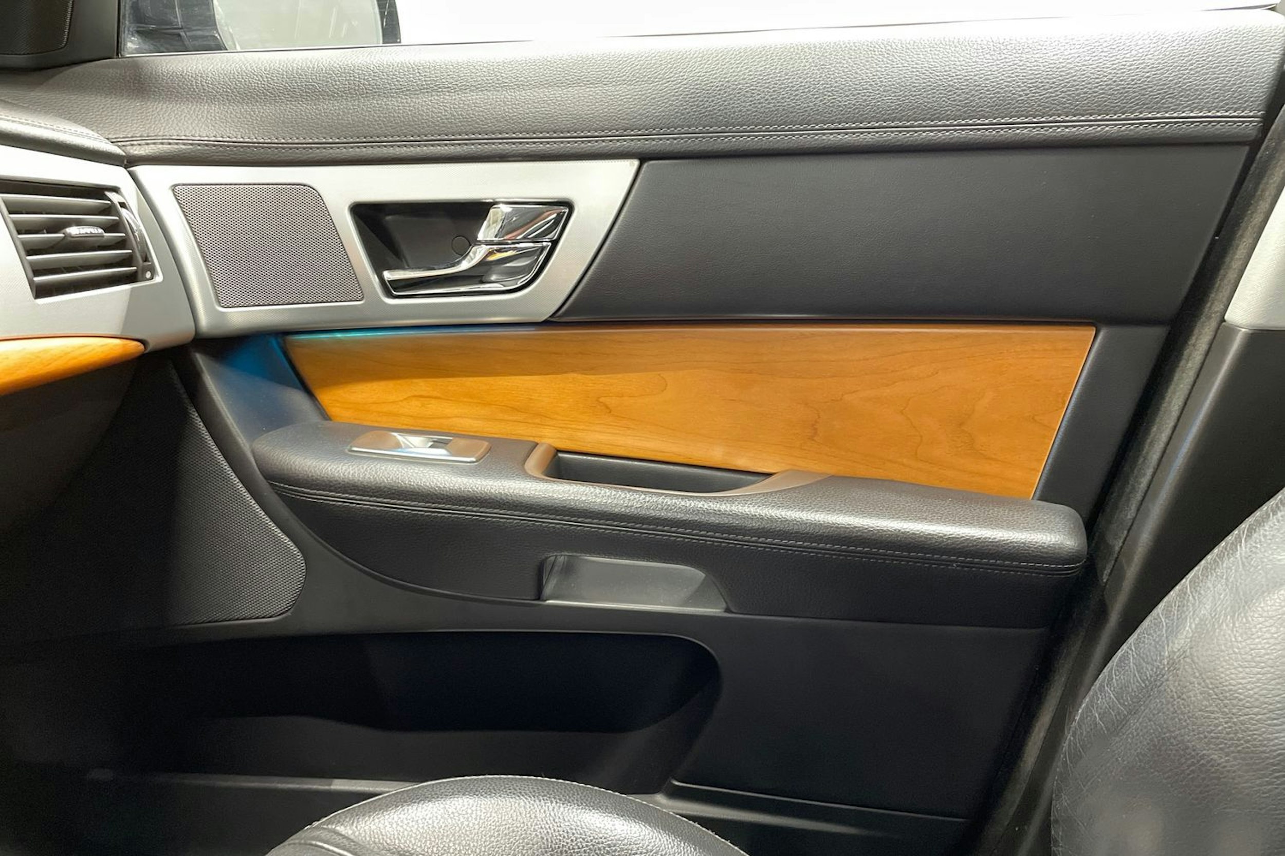 musta Jaguar XF 2012 kuva 22.