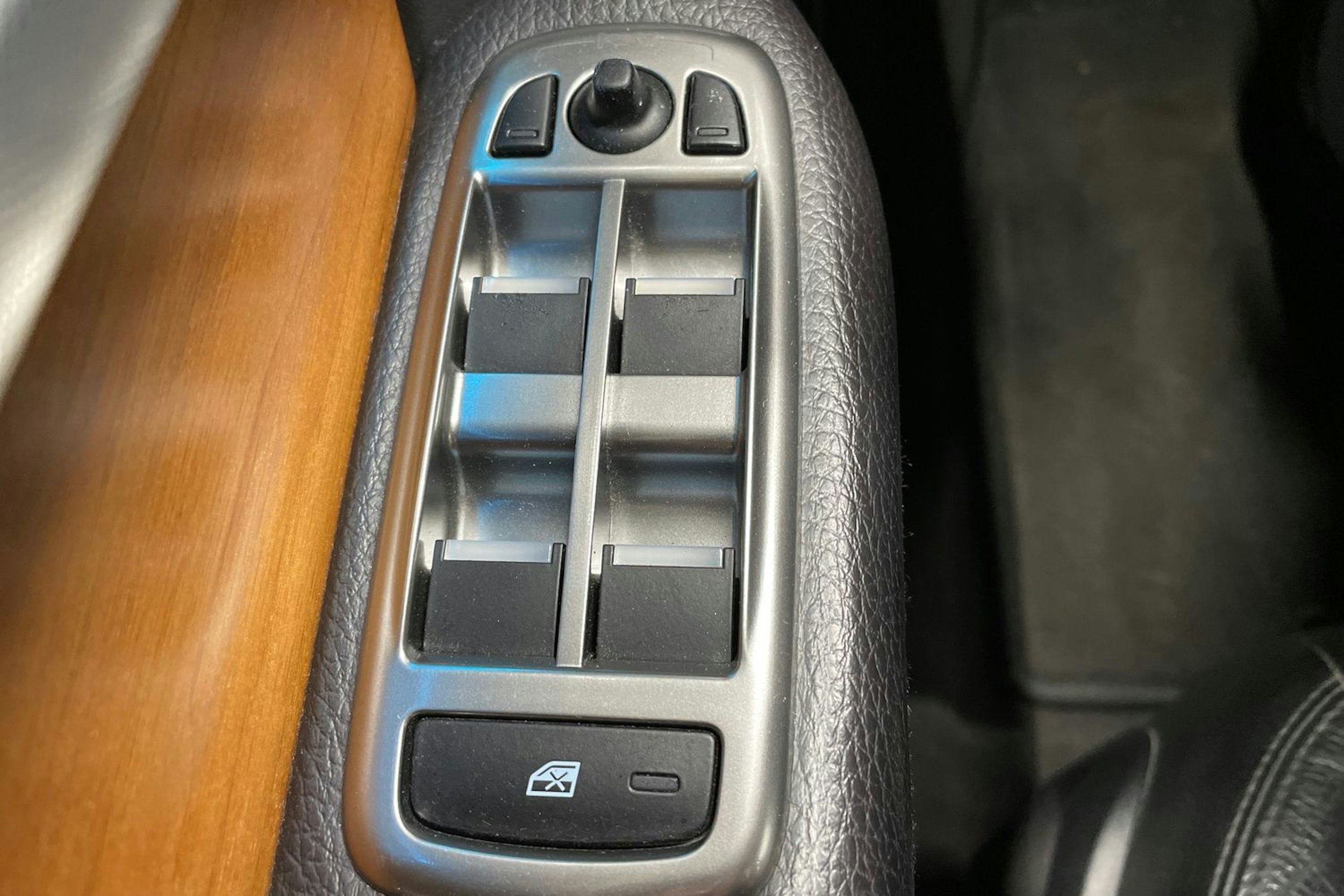 musta Jaguar XF 2012 kuva 24.