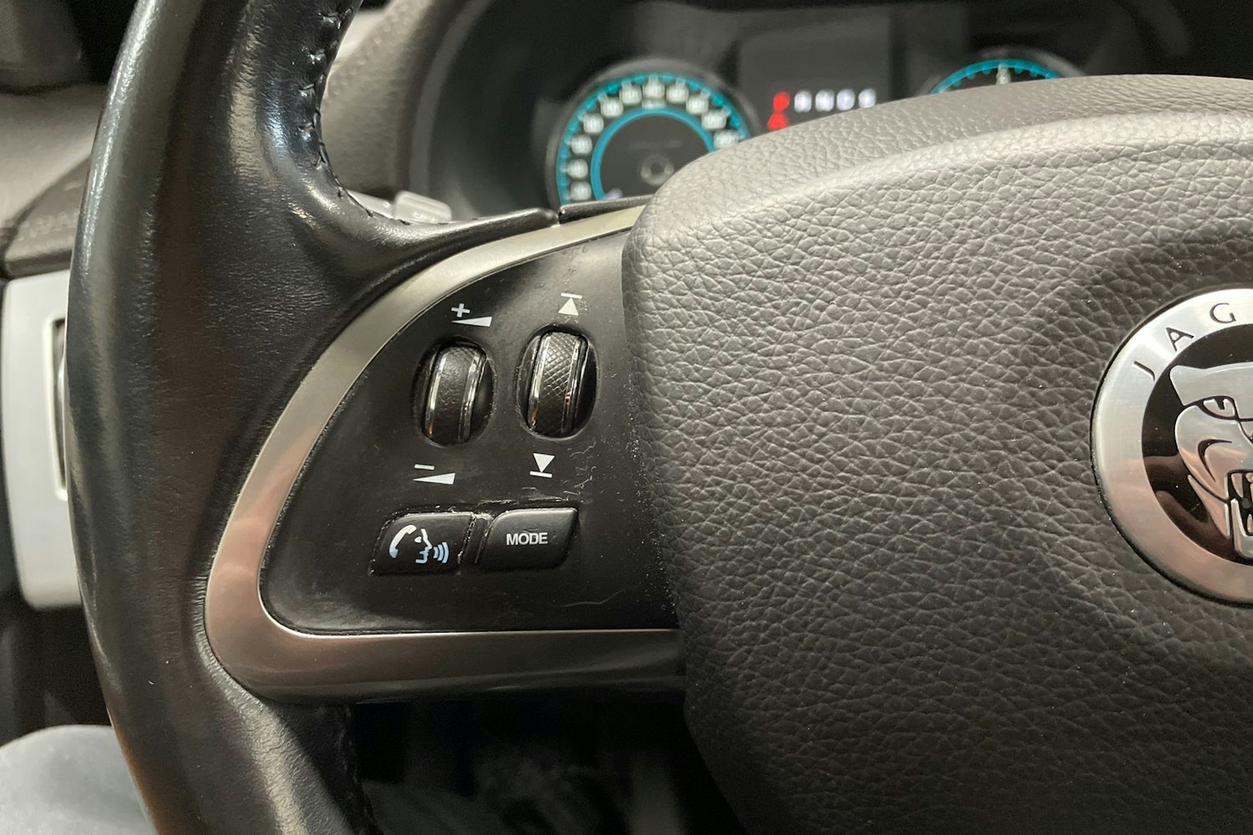 musta Jaguar XF 2012 kuva 25.