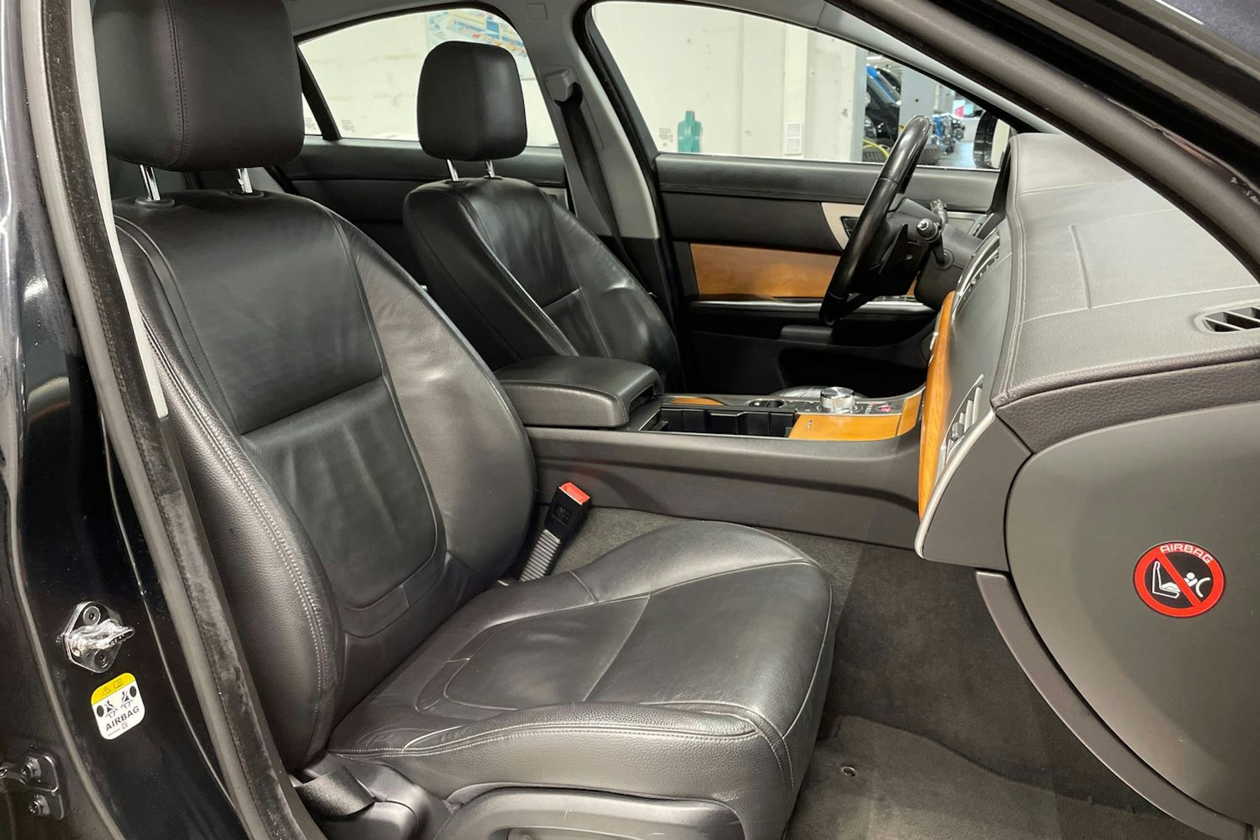 musta Jaguar XF 2012 kuva 27.