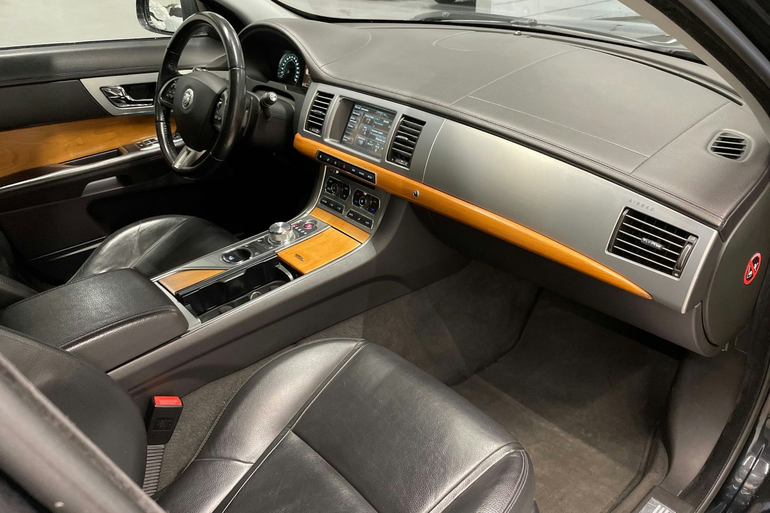 musta Jaguar XF 2012 kuva 28.