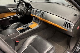 musta Jaguar XF 2012 kuva 28.