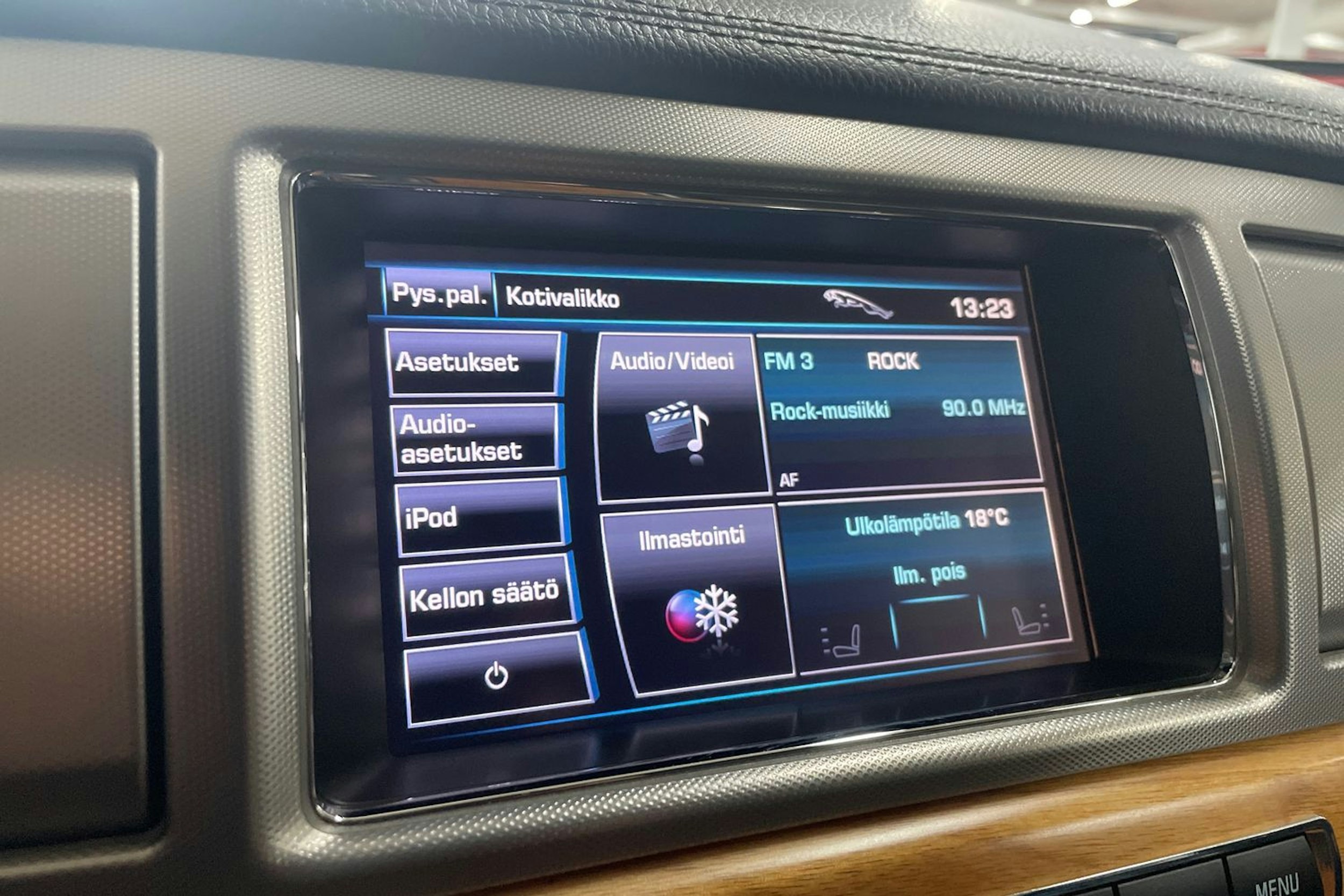 valkoinen Jaguar XF 2013 kuva 15.