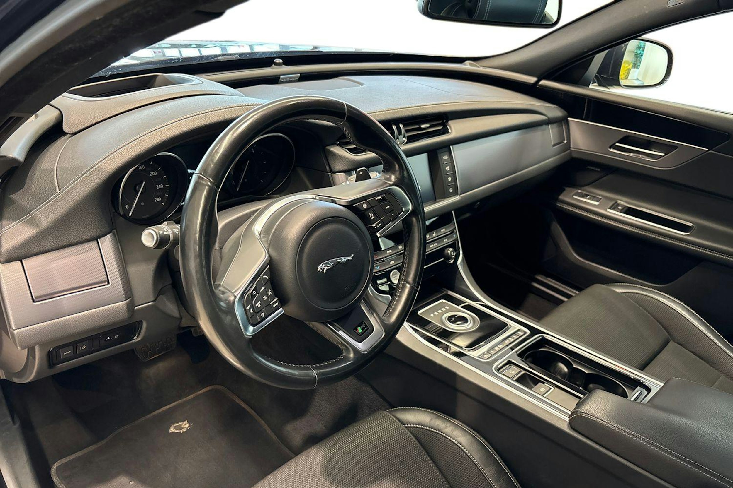 Sininen Jaguar XF 2015 kuva 7.