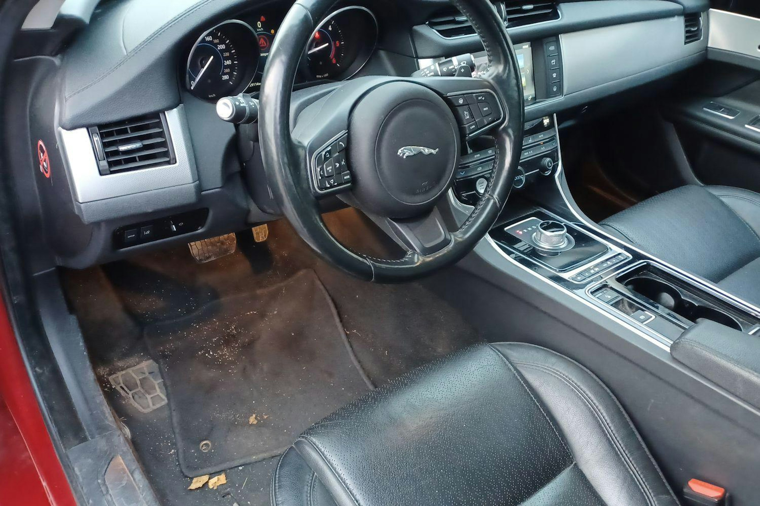 punainen Jaguar XF 2016 kuva 3.