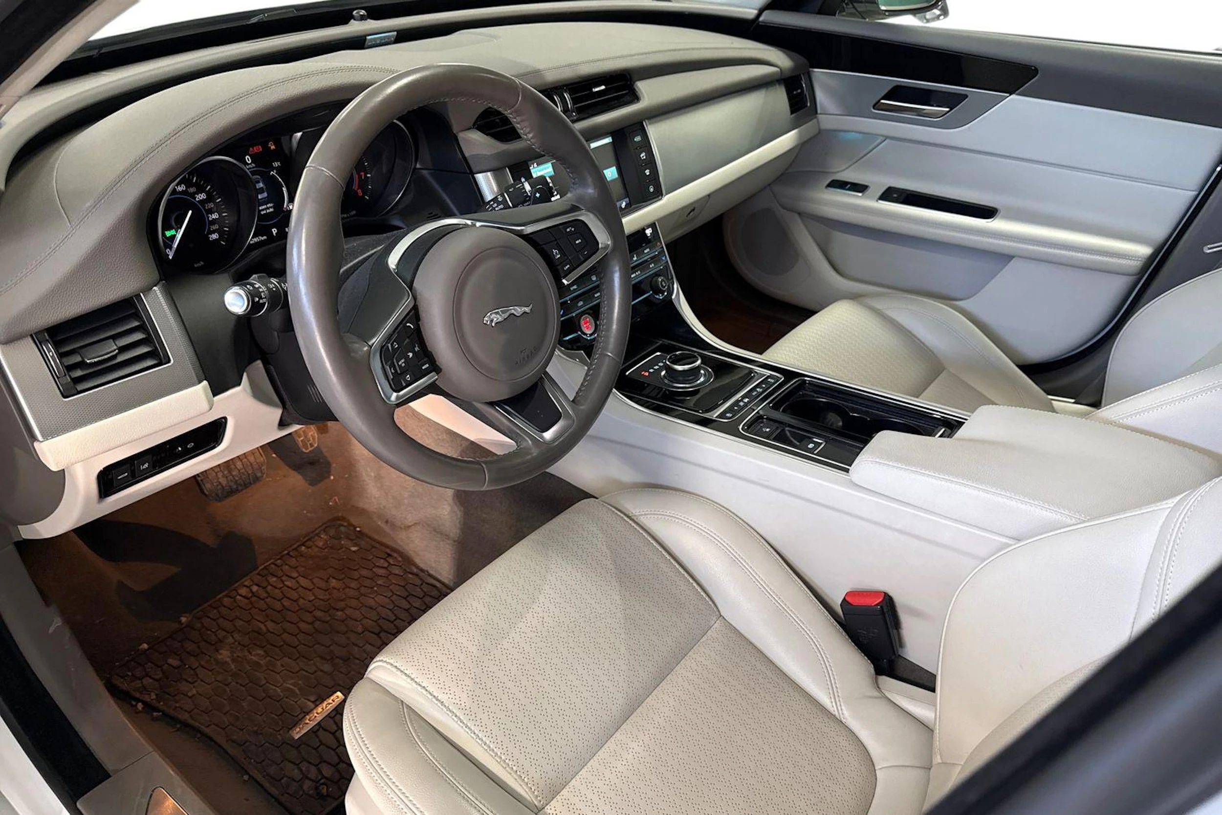 valkoinen Jaguar XF 2018 kuva 3.