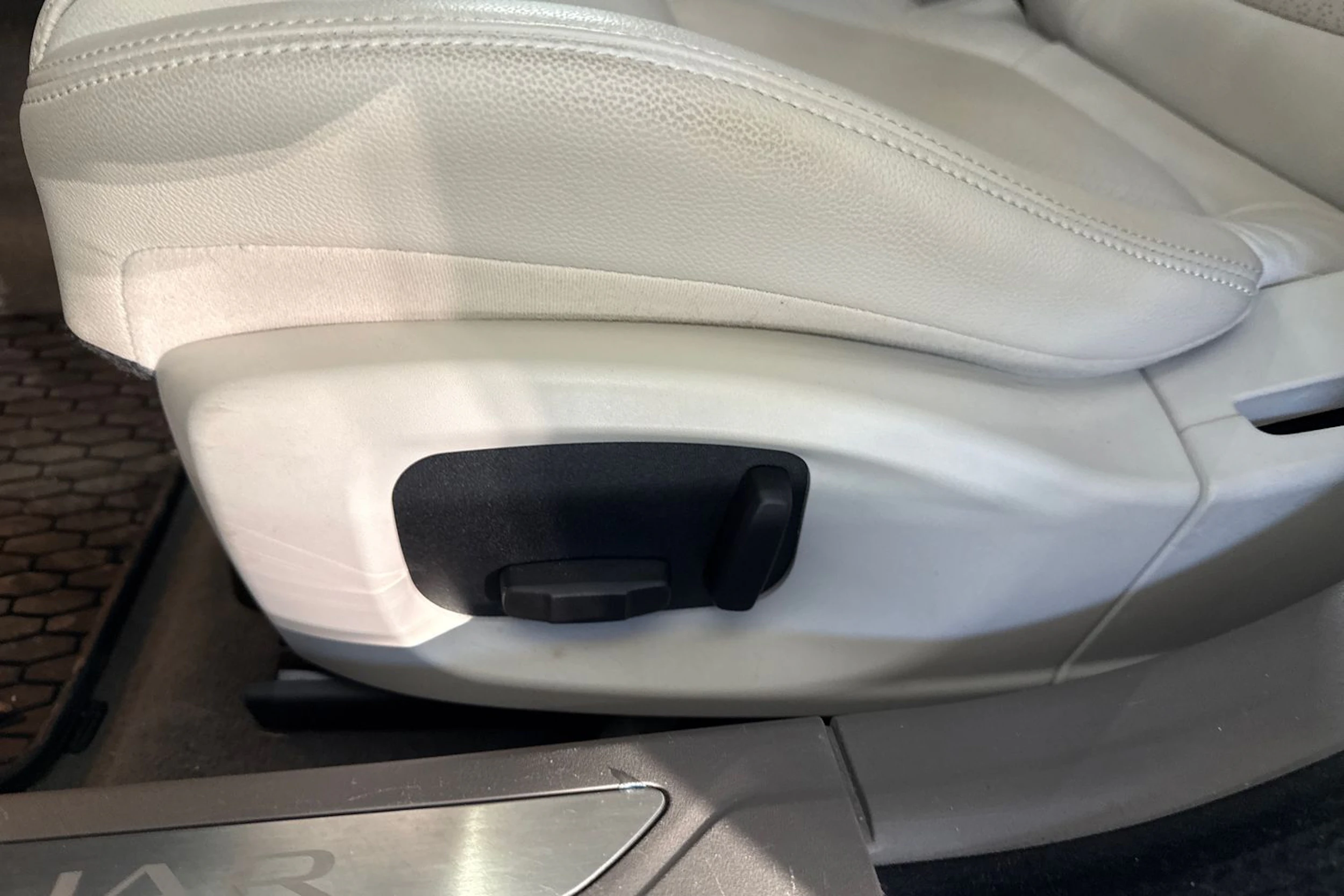 valkoinen Jaguar XF 2018 kuva 4.