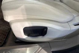 valkoinen Jaguar XF 2018 kuva 4.