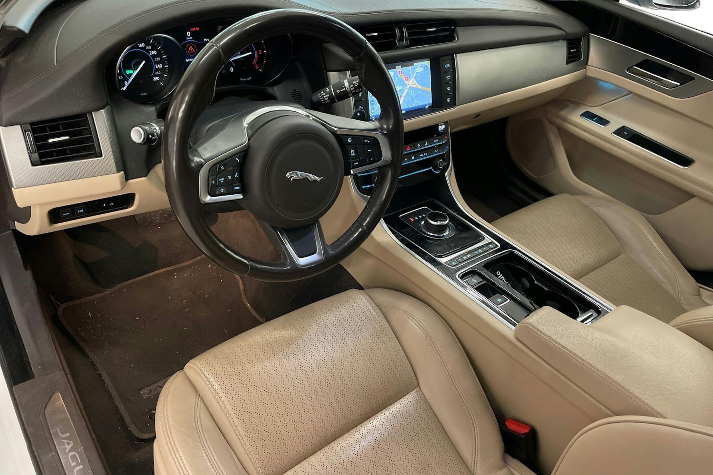 Valkoinen Jaguar XF 2019 kuva 3.