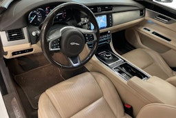 Valkoinen Jaguar XF 2019 kuva 3.