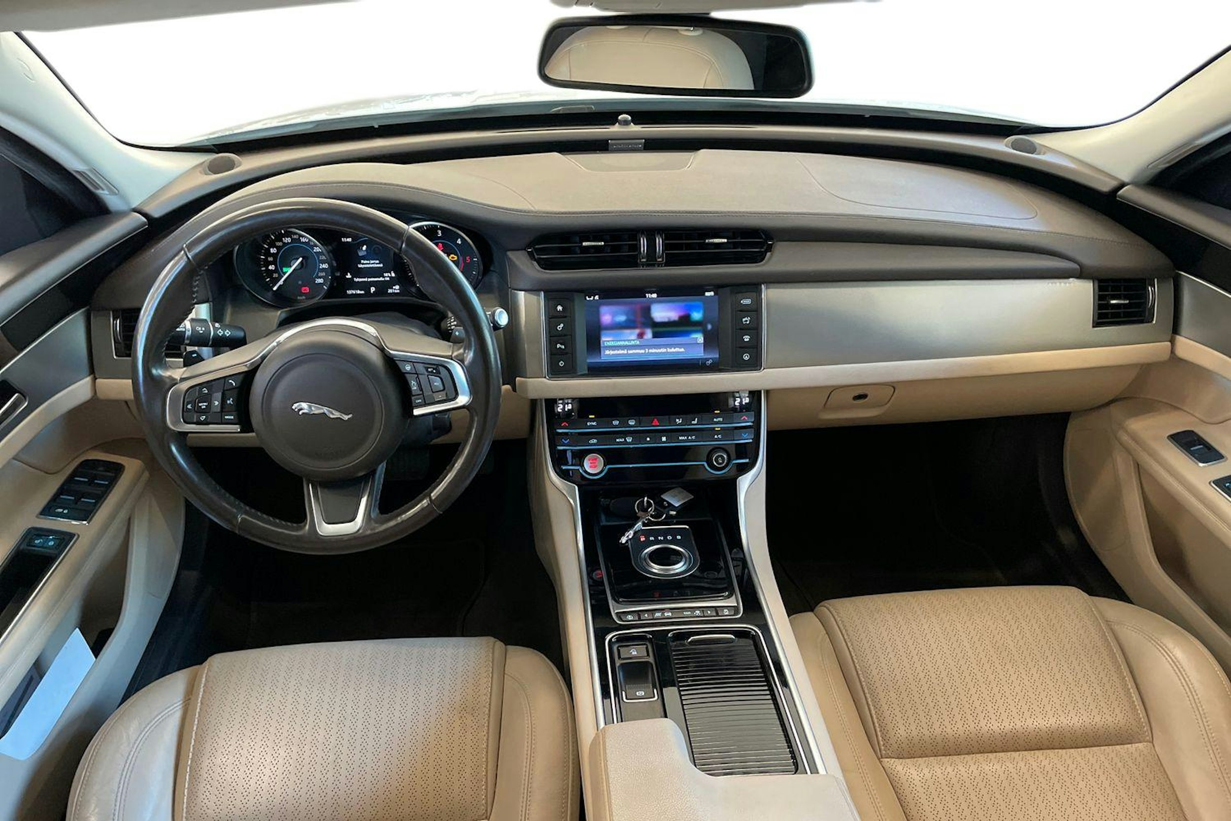 Valkoinen Jaguar XF 2019 kuva 9.