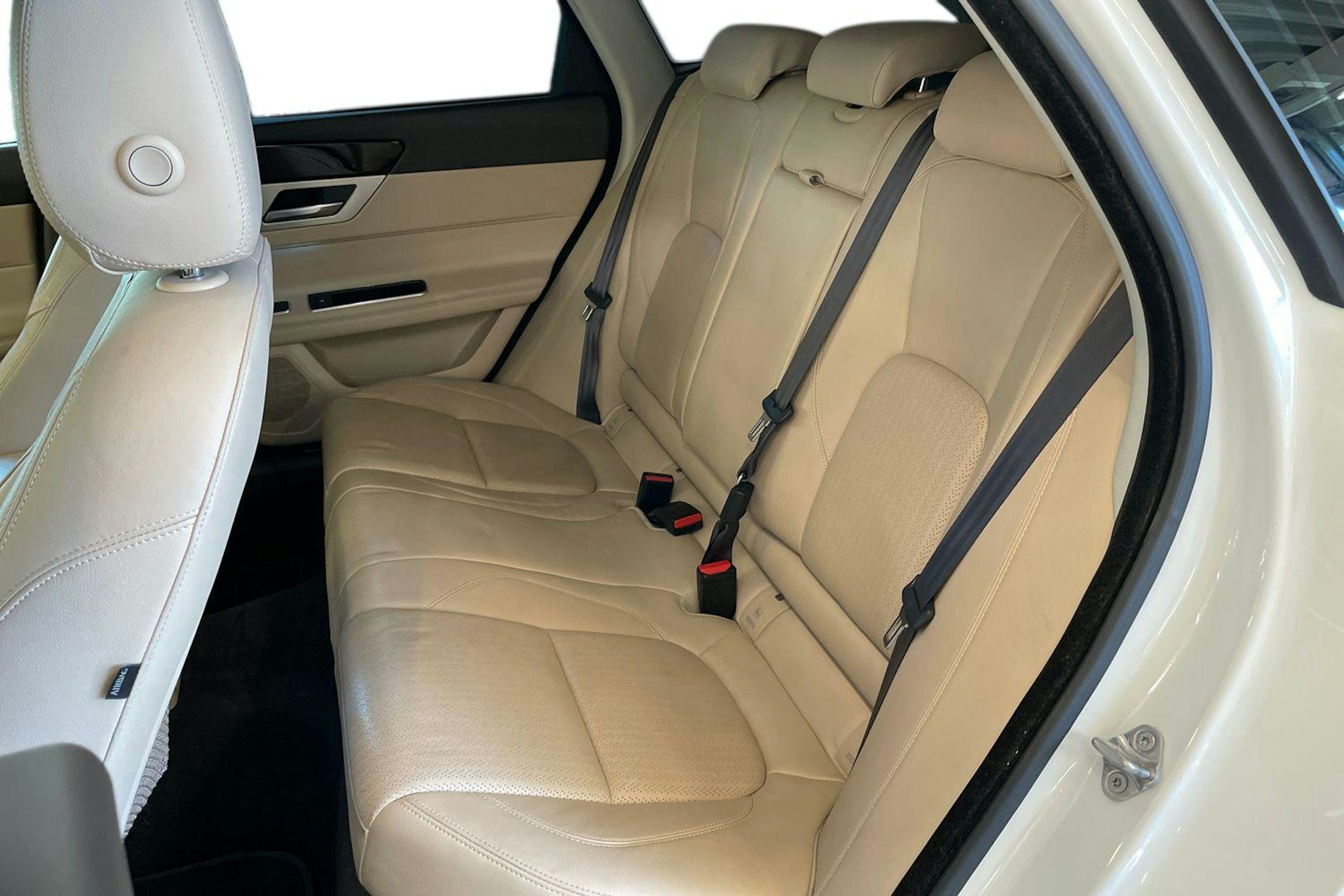 Valkoinen Jaguar XF 2019 kuva 10.
