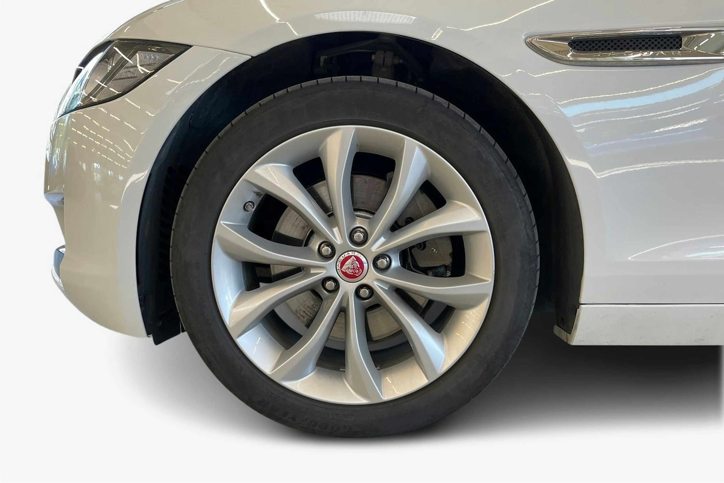 Valkoinen Jaguar XF 2019 kuva 11.