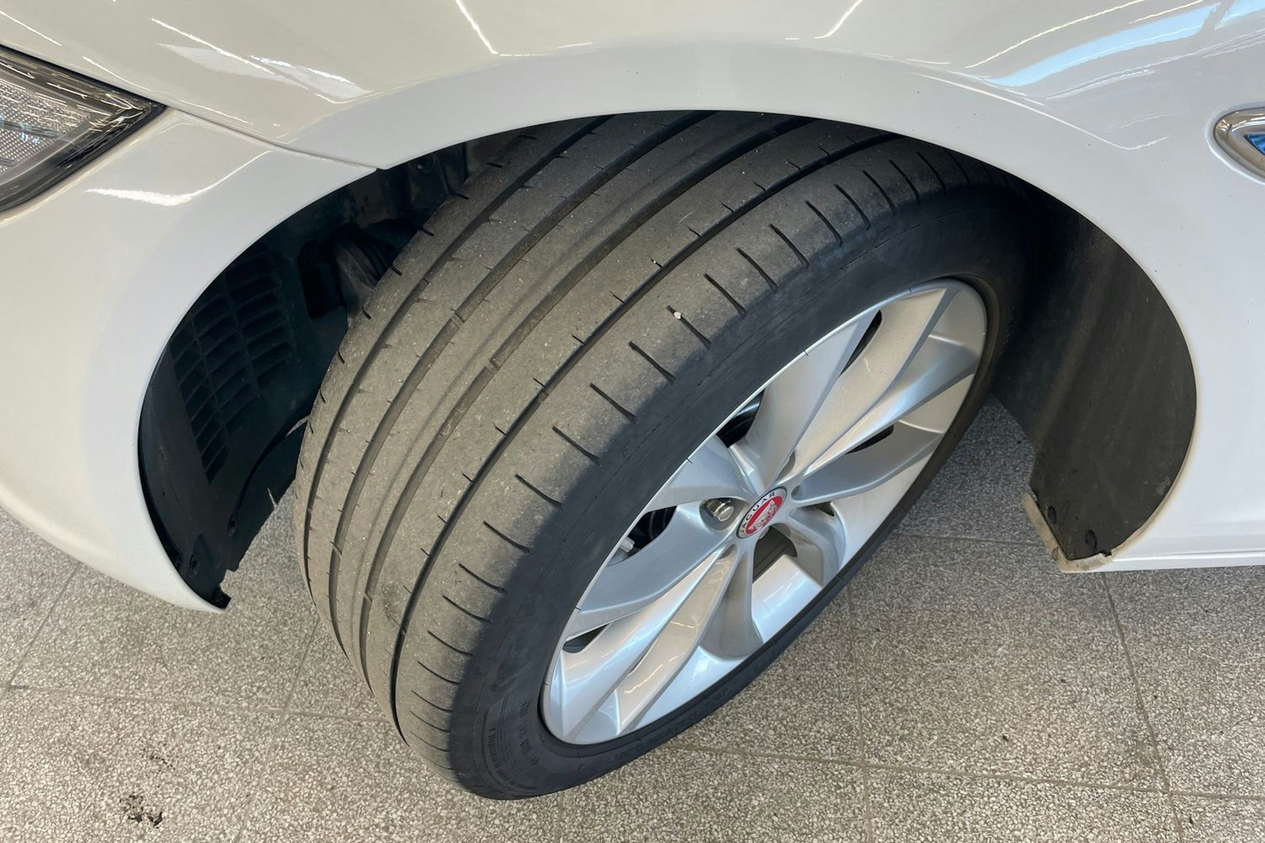 Valkoinen Jaguar XF 2019 kuva 13.