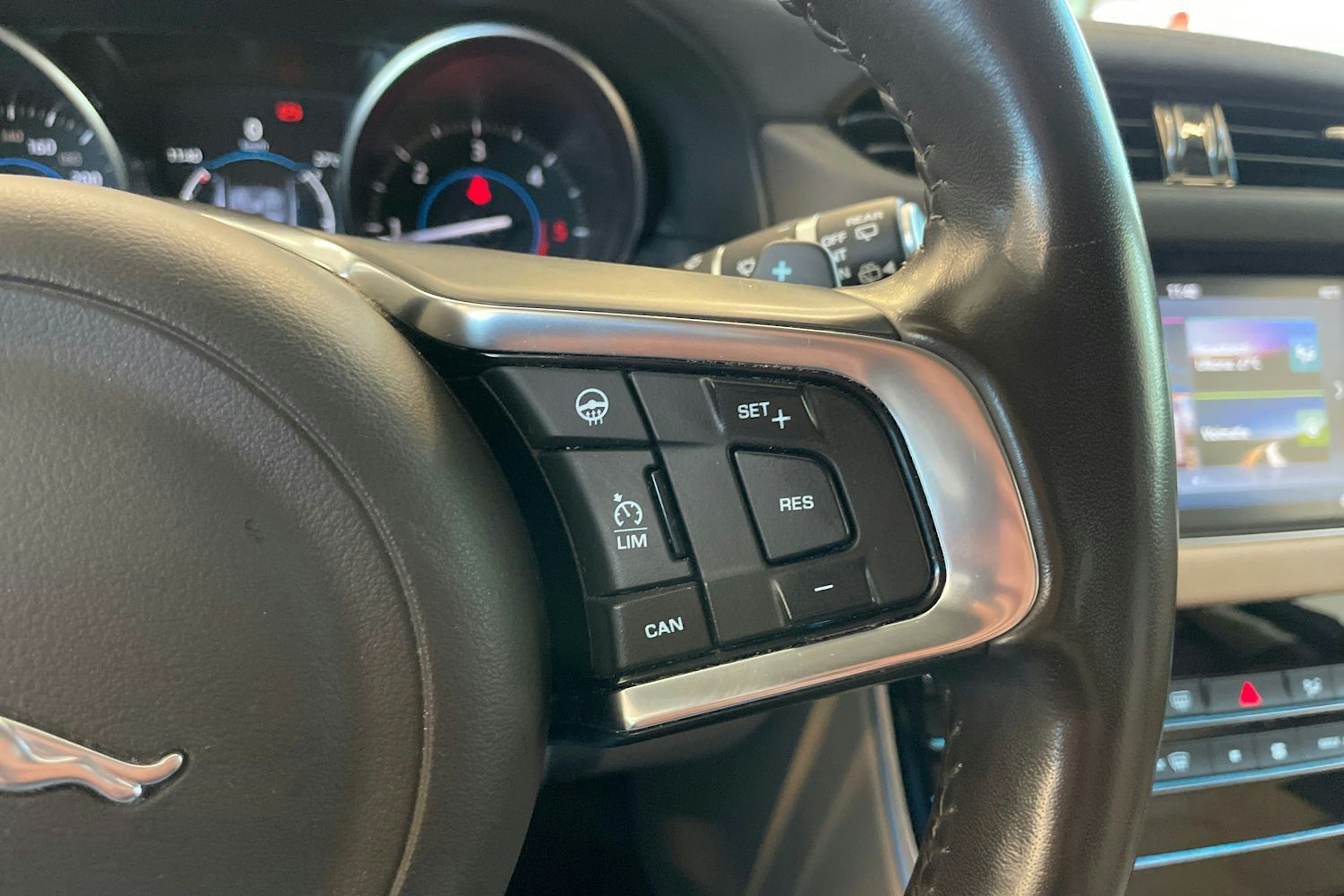 Valkoinen Jaguar XF 2019 kuva 15.